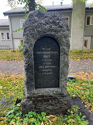 Gravplass for Johan Fredrik Hagen Brun (1870-1908) og Anna Brun Berg (1864-1944) ved Niderosdomen i Trondheim Gravplass for Johan Fredrik Hagen Brun (1870-1908) og Anna Brun Berg (1864-1944) ved Niderosdomen i Trondheim