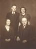 Agnes Marie Sundt og Jacob Amundsen med barna Finn og Erna