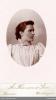 Carrie Falk Moe, født Støen (1861-1946) - Portrett av A. Hansen & Søn (ca. 1885-1890) Carrie Falk Moe, født Støen (1861-1946) - Portrett av A. Hansen & Søn (ca. 1885-1890)