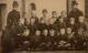 Overlærer Richard Olsen og frøken Emma E. Grüner med småguttene i Moss Middelskoles innføringsklasse 1885-1886